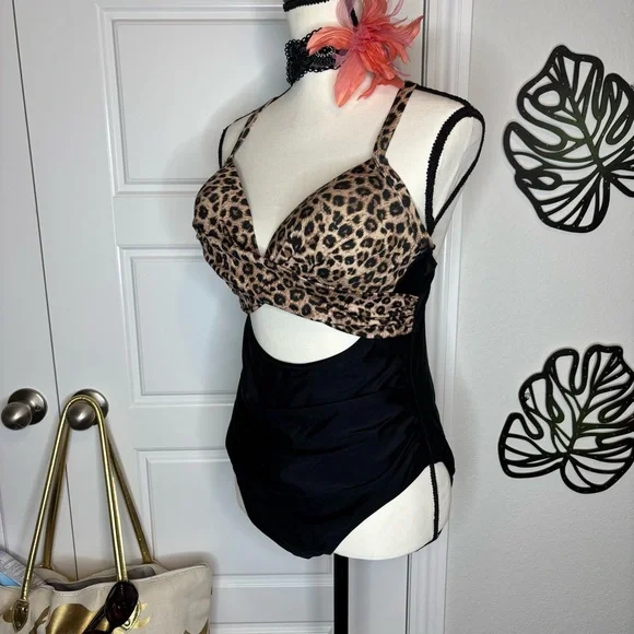 Super Cute Cutout One Piece Swimsuit with Tummy Control - Picture 5 of 16